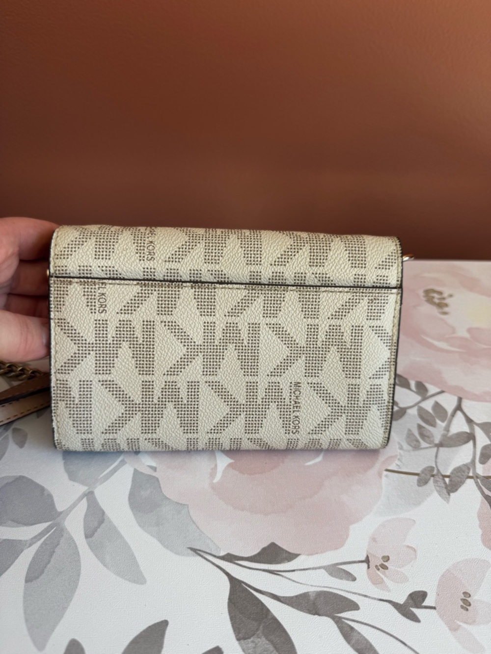 Michael Kors Beige Logo Chain Crossbody Purse/Wallet - Picture 2 of 10